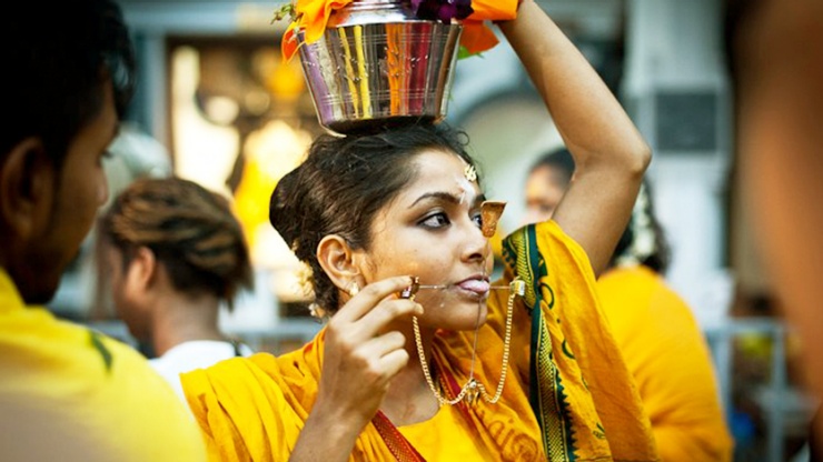 Festa tradizionale in Malesia. I devoti si trafiggono con grossi spilloni.