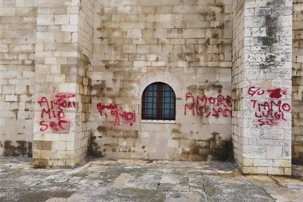 La cattedrale di Trani imbrattato con scritte rosse