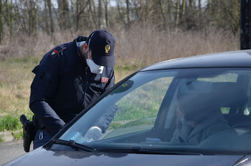 Coronavirus documenti in scadenza tutte le proroghe un agente con mascherina ferma un auto