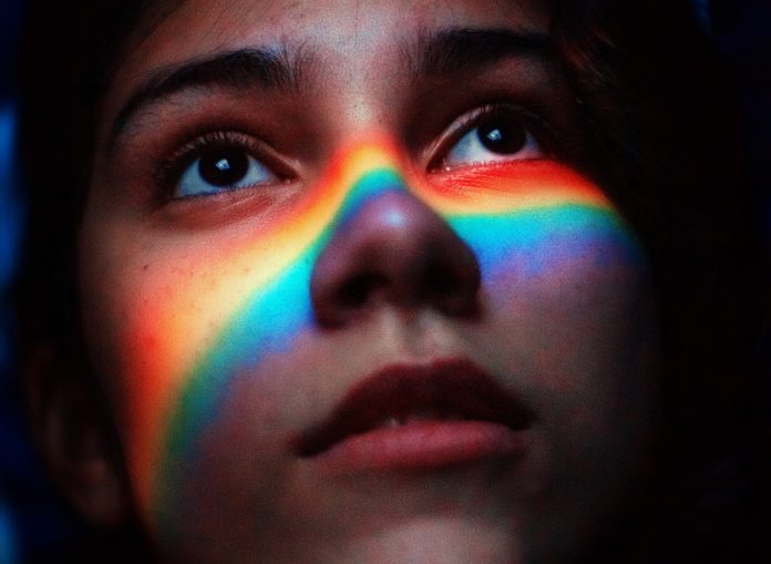 il digiuno dell anima un viso in primo piano con il riflesso di un arcobaleno sul viso