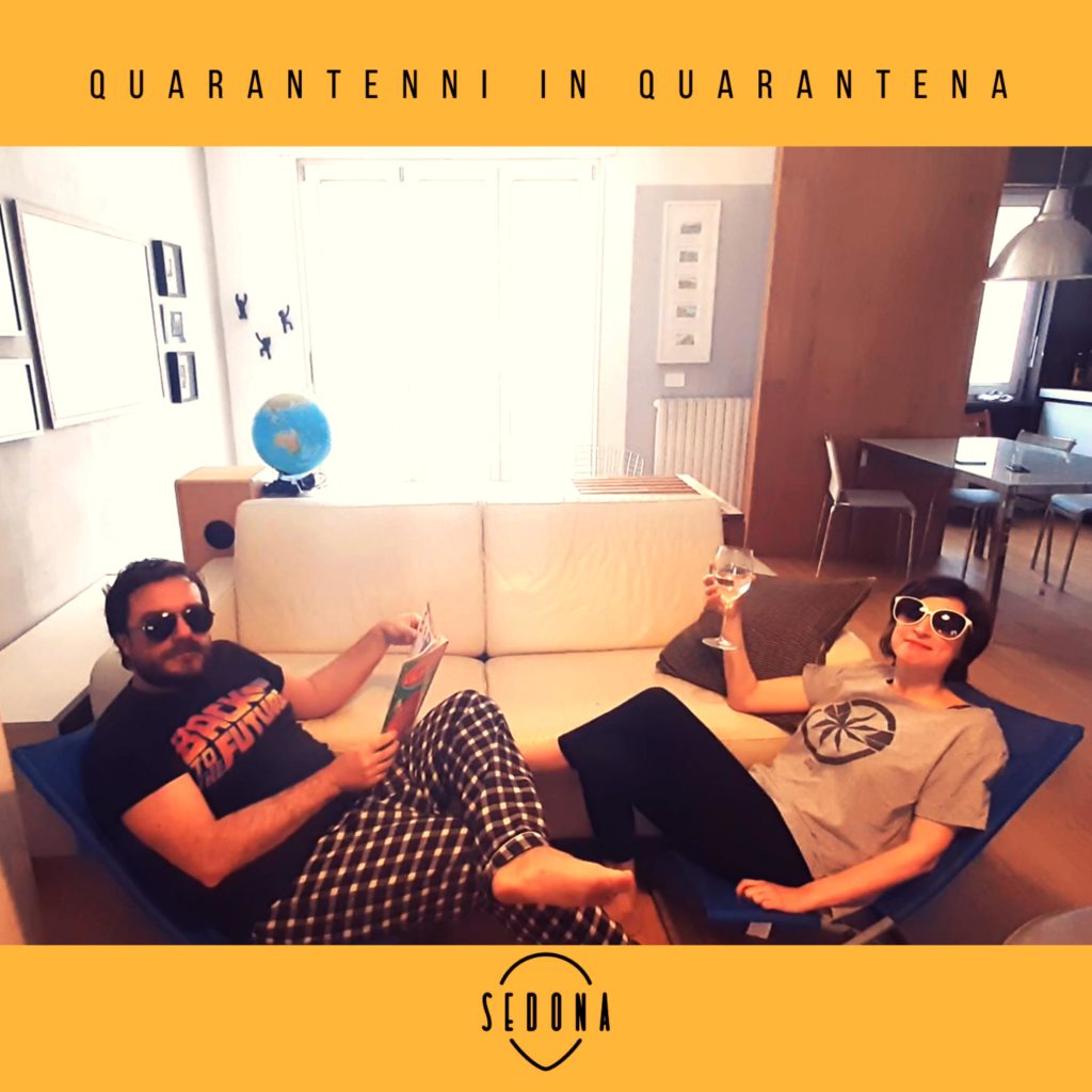 Quarantenni in quarantena, la copertina del disco dei Sedona, che riprende i due musicisti, sdraiati su due poltrone davanti a un divano