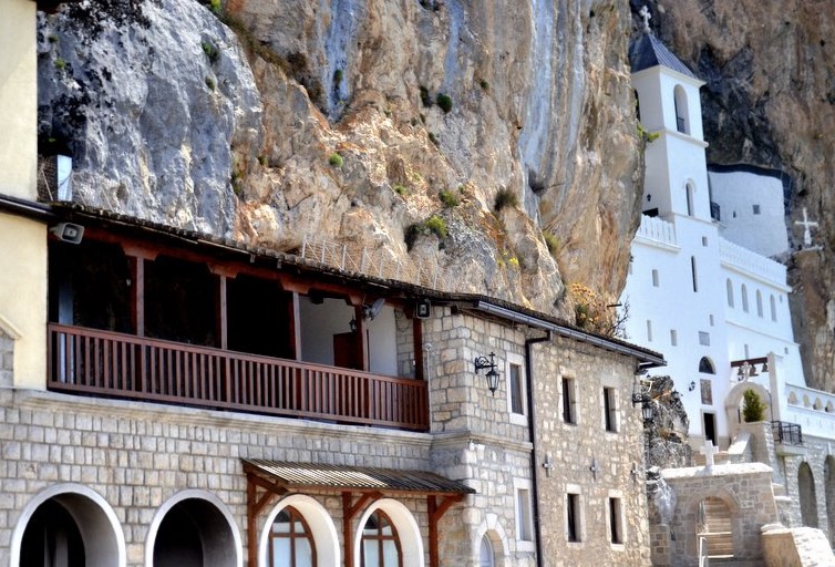 Tour virtuale al Monastero di Ostrog. il monastero bianco incastrato nella parete della montagna