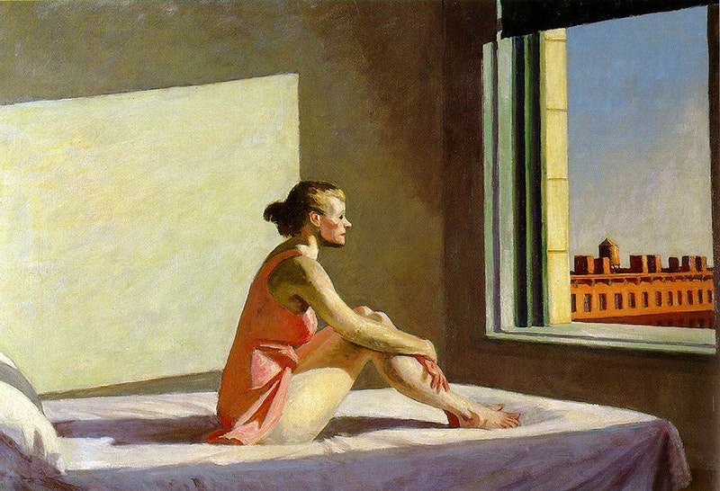 Edward Hopper l'artista del tempo sospeso morning sun .Sole del. Mattino. Donna seduta sul. Letto fissa la città dalla finestra. Immagine di quarantena  e tristezza 