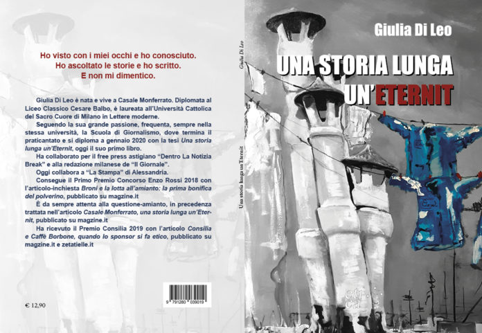 Salto extra Una storia luna un'Eternit. A sinistra la quarta di copertina con una presentazione del libro, sfondo grigio e scritterosse e bianche. A destro la copertina con una foto grigia, cin ciminiere e tute blu appese ai fili, in cima il nome dell'autrice Giulia Di Leo e sotto il titolo del libro