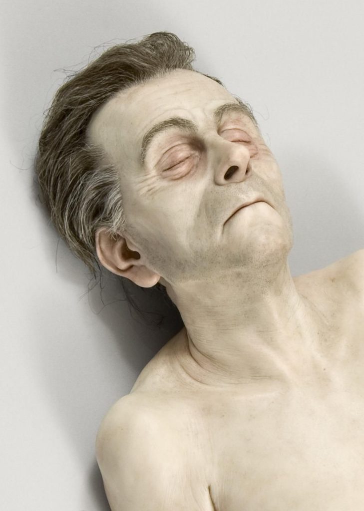 Ron Mueck la solitudine attuale e fragile delle sue sculture iperrealismo attuale di soggetti