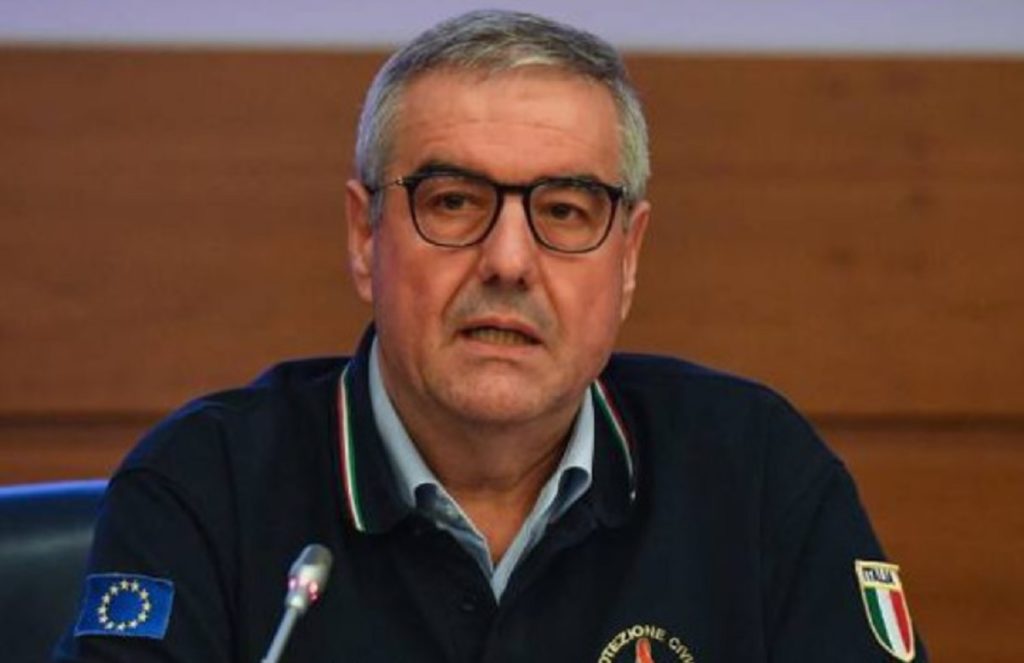 Angelo Borrelli, nella foto mentre tiene una conferenza stampa per il covid-19 . Indossa una Maglia della protezione civile