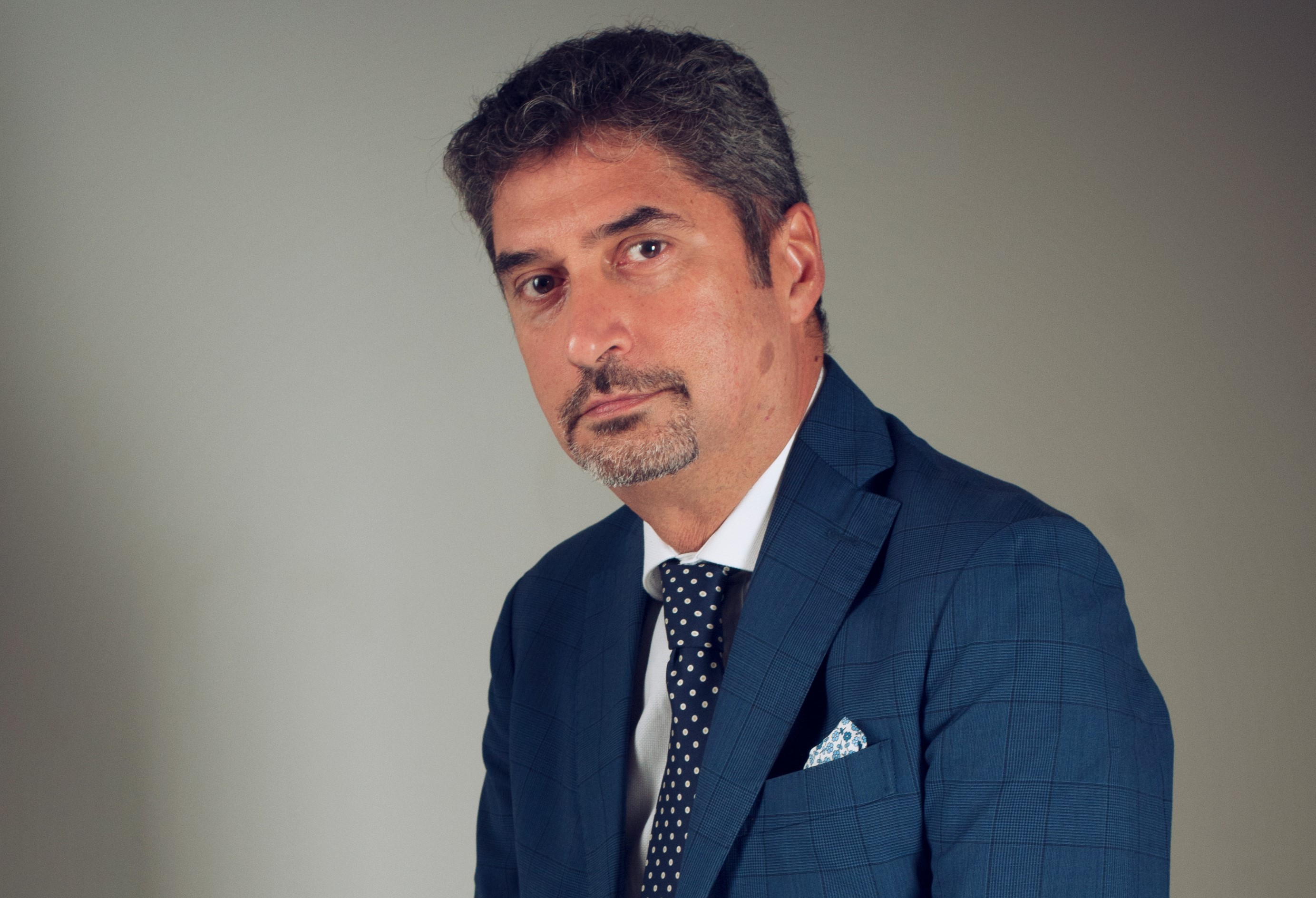 Covid-19 competenze inadeguate - l'avv. Luciano Zagarrigo con vestito blu e cravatta a pois