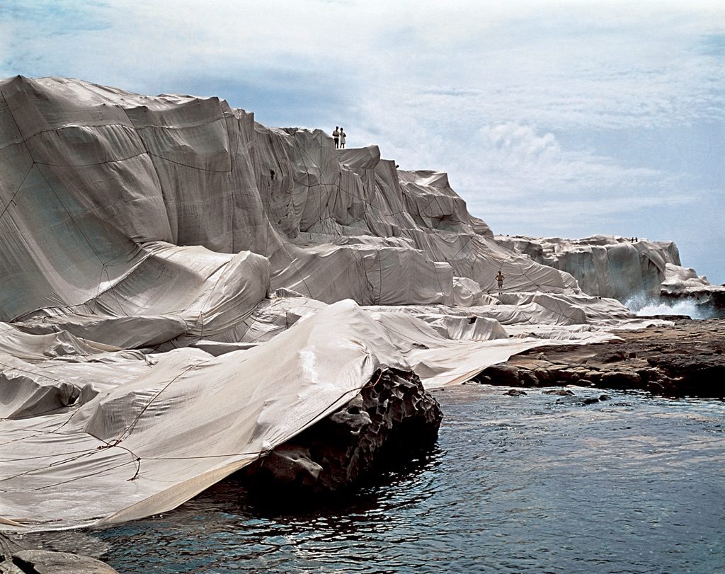 Wrapped Coast, One Million Square Feet Christo impacchetta l'Arc de Triomphe artista bulgaro in Austria coste ricoperte di tessuto  land art in piena regola