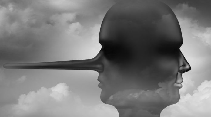 una testa doppia con un profilo con un naso lungo da pinocchio e dall'altra parte un profilo nornale intorno un cielo nuvoloso