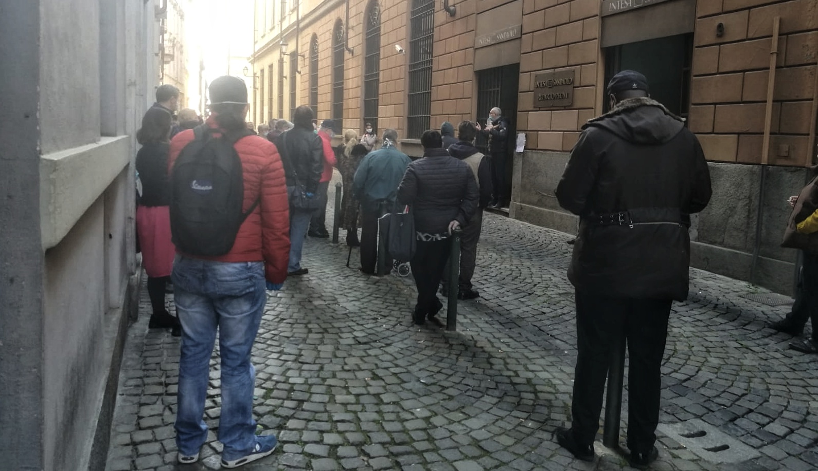 Torino In Fila Al Monte Dei Pegni Effetto Coronavirus