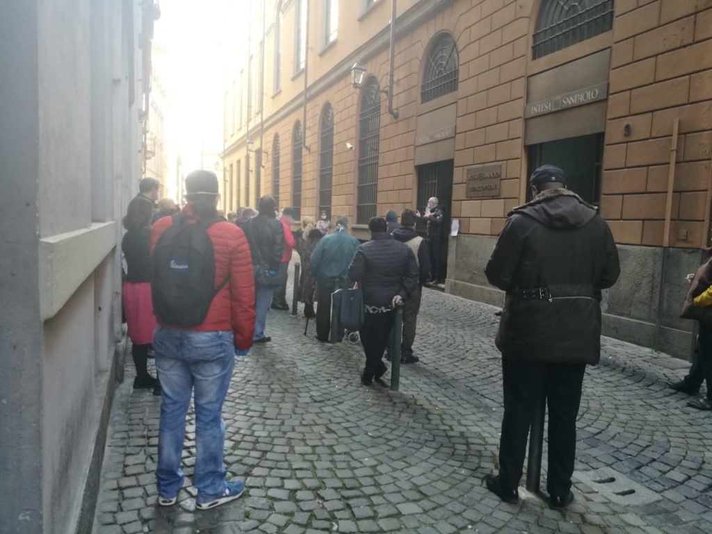 Torino  in fila al Monte dei Pegni. Numerose persone in fila