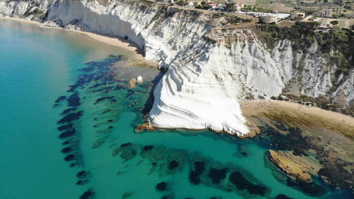 Scala dei Turchi, roccia. La Scala dei Turchi, una roccia di colore bianco candido, che costeggia il mare di colore verde smeraldo.