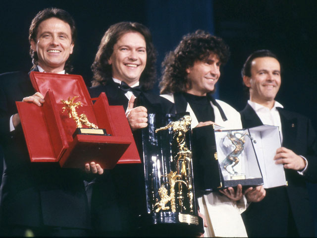 I Pooh vincono #Sanremo1990. Da Sinistra Roby Fachinetti con il premio in mano, Red Canzian, Stefano D'Orazio e Dodi Battaglia. Tutti sorridenti e in abiti eleganti