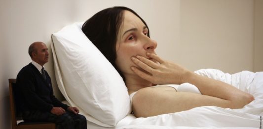 Ron Mueck la solitudine attuale e fragile delle sue sculture iperrealismo attuale di soggetti