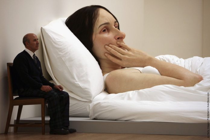 Ron Mueck la solitudine attuale e fragile delle sue sculture iperrealismo attuale di soggetti