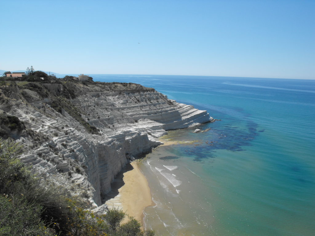 Agrigento Scala dei Turchi è una socgliera bianca che scende a gradoni nel mare