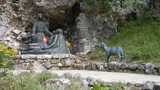 castelpetroso - il luogo dell'apparizione della vergine, un aspecie di grotta con le statue della Madonna e delle due bambine con le pecorelle