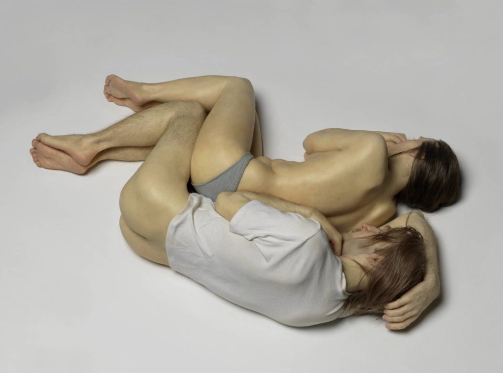 Ron Mueck la solitudine attuale e fragile delle sue sculture iperrealismo attuale di soggetti