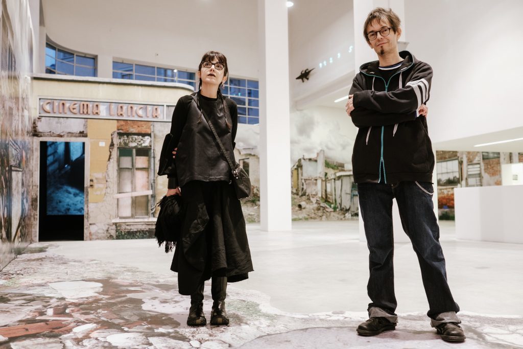 Gianfranco Botto e Roberta Bruno in piedi davanti una loro. Opera