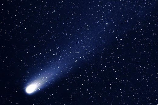 cometa asteroide la cometa di halleybrill con la sua scia nel cielo scuro