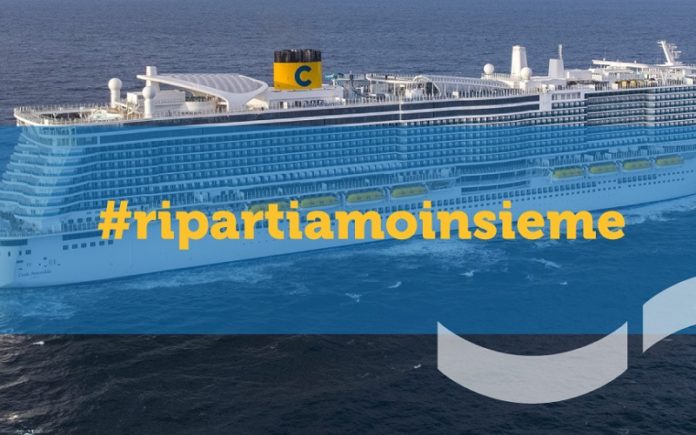 La Costa Favolosa in porto a Taranto ma nessuno sbarca nella foto una nave da crociera Costa e la scritta #ripartiamoinsieme