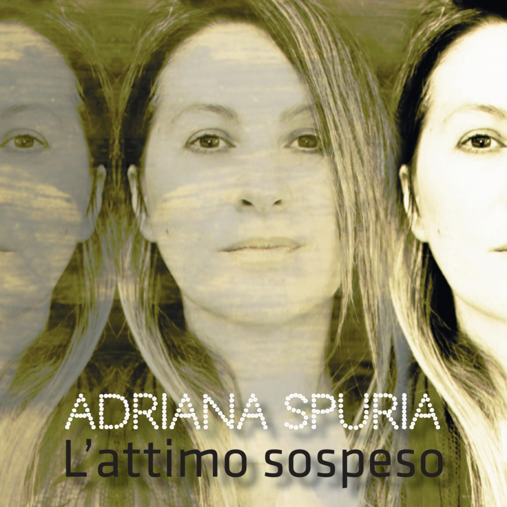 Adriana Spuria presenta il nuovo singolo “L’attimo sospeso”. Copertina del disco che ritrae la cantautrice siciliana, coi capelli lunghi