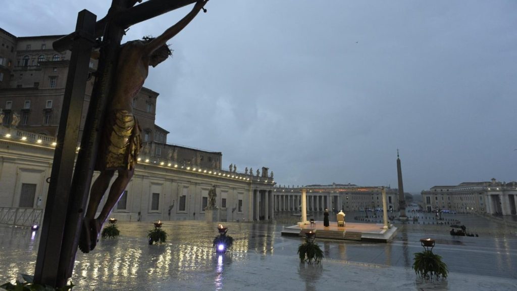 Un uomo, un Papa, il vuoto che "S...Piazza" piazza San Pietro e il Papa da solo