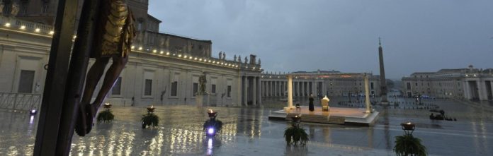 Un uomo un Papa un vuoto che s.. Piazza in Piazza San Pietro con Papa Francesco