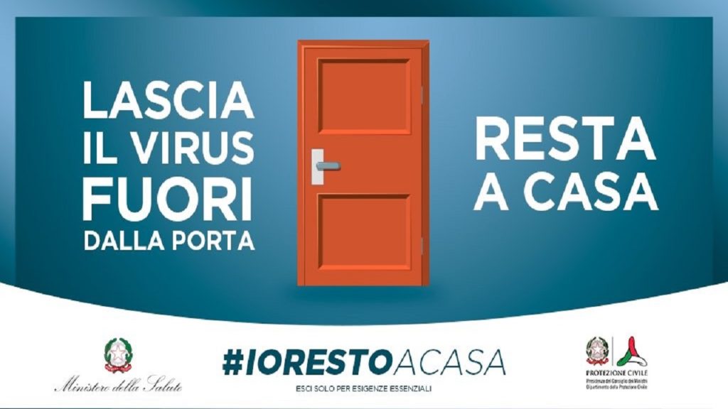 solidarietà e messaggio d'amore. nella foto il logo "io resto a casa" predisposto dal ministero dell'interno