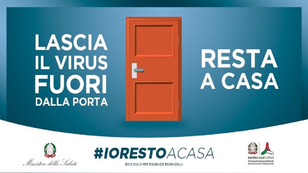 Artisti emergenti consigliano #iorestoacasa il logo del ministero della salite su sfondo blu una porta arancione con le scritte "lascvia fuori il virus"