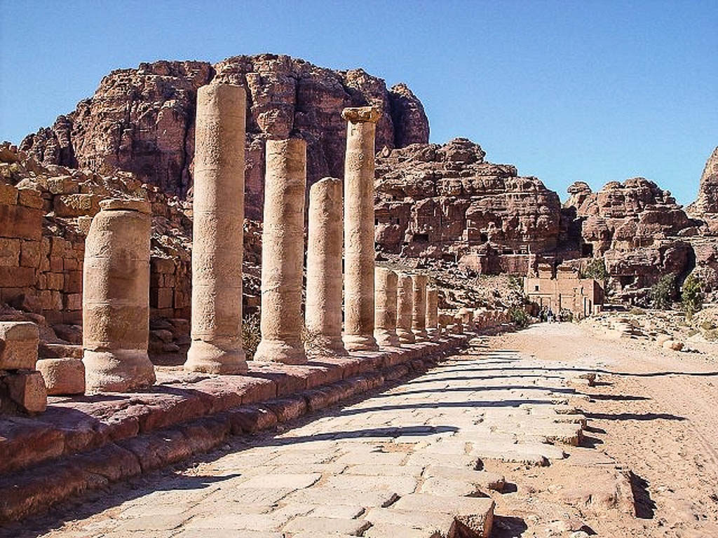 Una delle tappe del Tour Virtuale e Petra, le colonne di un'antica strada romana.