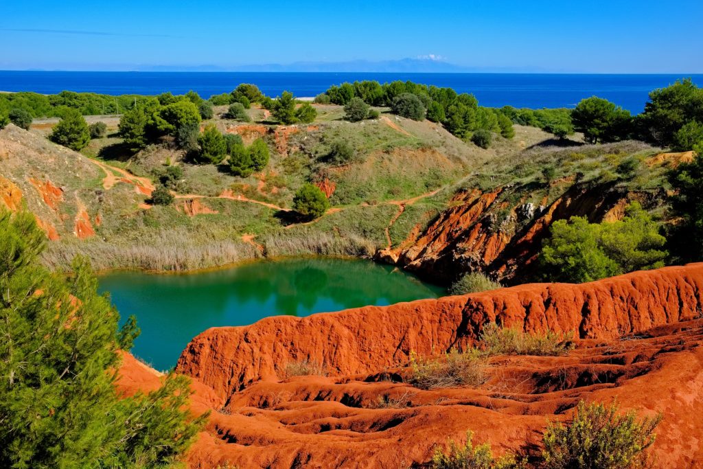 La Cava di Bauxite nel Salento. Il lago è circondato da alberi e terra rossa