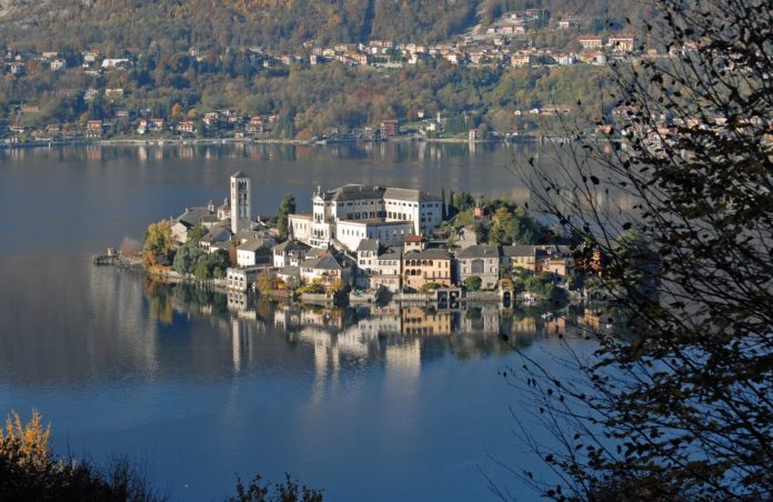 Gianni Rodari, cento anni di fantasia, di libri e di personaggi, cento anni per l'autore più amato dai bambini, nato nel 1920 sul lago d'Orta.