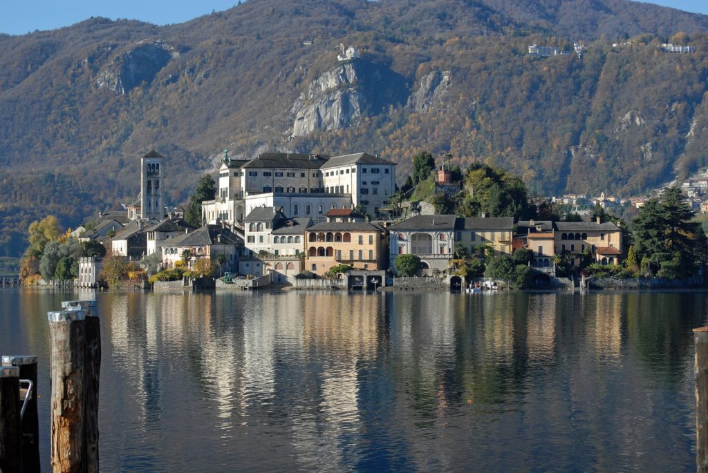 Gianni Rodari, cento anni di fantasia, di libri e di personaggi, cento anni per l'autore più amato dai bambini, nato nel 1920 sul lago d'Orta.