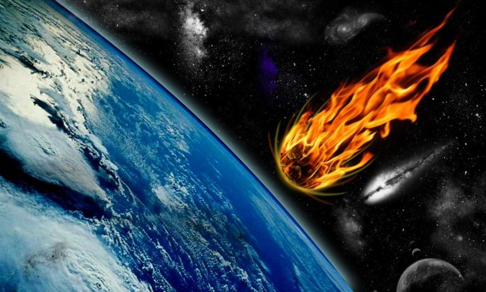 cometa e asteroide con coda infuocata vengono verso il pianeta terra