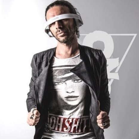 ozzo "Hello" nuovo singolo del deejay producer milanese. nella foto ozzo che indossa un giubbotto di pelle nera, una t-shirt biance con impressa una faccia di donna, e le cuffie che coprono gli occhi