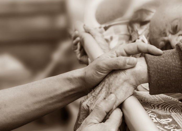 25 aprile '45 Resistenza FEsta della Liberazione Un anziano in un letto di ospedale tiene la mano di una donna