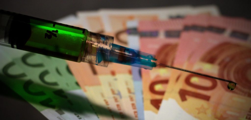 Coronavirus e vaccino, Shiva Ayyadurai una siringa inietta delle banconote di euroa