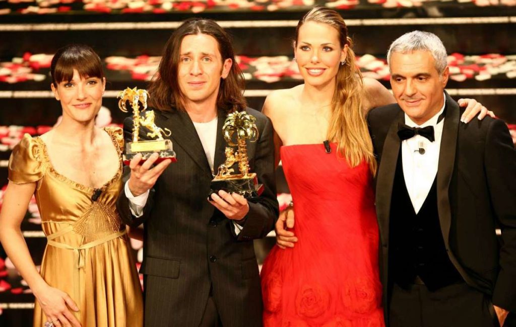 #Sanremo2006, 2009 e 2010: la triade Povia di C'era una volta Sanremo nella foto Giorgio Panariello, Ilary Blasi,Povia e Victoria Cabello sul palco dell Ariston