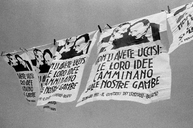 Giovanni Falcone e paolo borsellino in una foto stampata su delle lenzuola stese con la scritta 