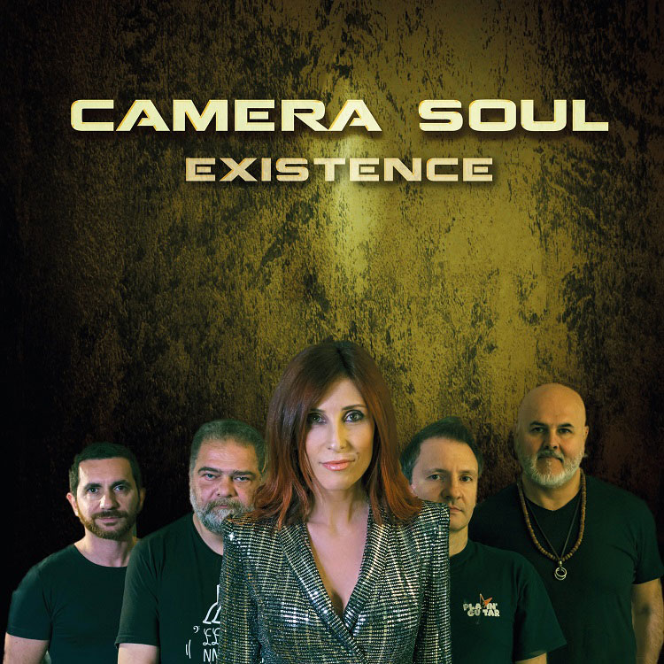 Camera soul, You: la copertina del disco che ritrae i cinque membri della band, davanti ad un muro di pietra gialllo