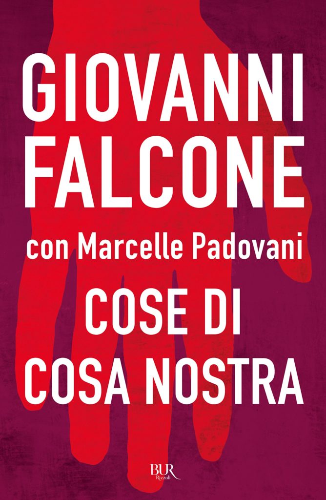 Il libro Cose di Cosa Nostra con una mano rossa su sfondo rosso