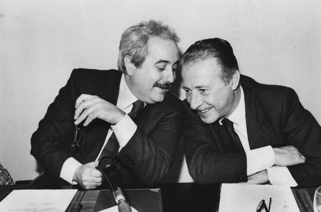 23 maggio 1992 Giovanni Falcone e Paolo Borsellino nella foto storica inbianco e nero dove sorridono complici