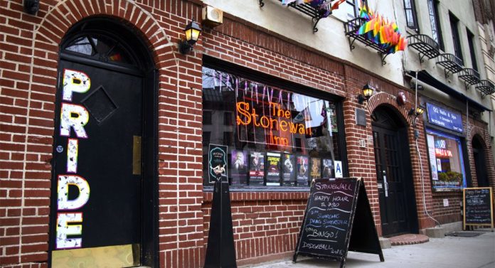 Il caso Marsha P Johnson- L'entrata del locale Stonewall inn a New York con la scritta 