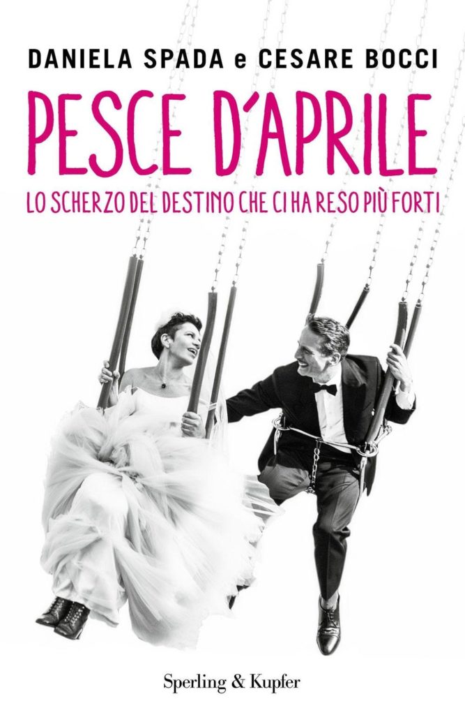 SalTo Rewind: Daniela Spada e Cesare Bocci "Pesce d'Aprile" . nella foto ddi copertina i deu autori nel giorno del matrimonio, seduti su un'altalena, lei vestita di bianco e lui in smocking