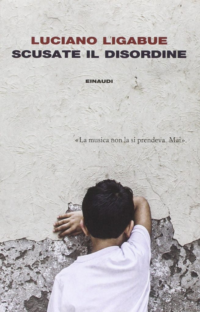 SalTo Rewind: Luciano Ligabue “Scusate il disordine”. la copertina del volume, su sfondo grigio, che ritrae un bambino, vestito con una maglietta bianca, appoggiato con la faccia al muro