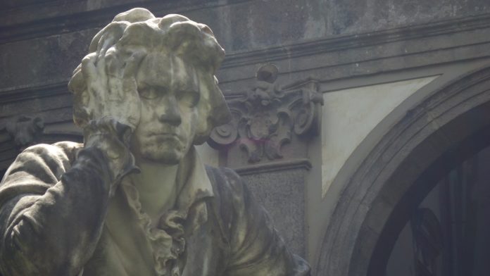 covid la statua di beethoven con la mano destra ul viso esprime dubbi