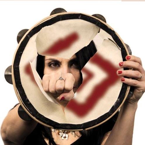 il singolo dei renanera. nella foto Unaderosa, la cantante che appare attraverso la pelle stracciata di un tamburello, con il pugno chiuso o surdato 'nnamurato