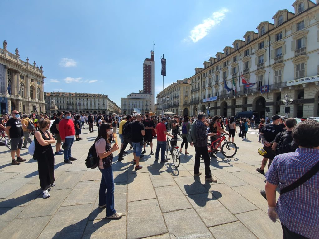 Piazza Castello di torino con tutti gli artistimanifestanti