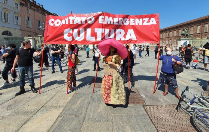 La protesta degli artisti: la voce della cultura scende in piazza